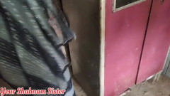 Hot Nisha bhabhi: Деревенская бхабхи носит Сари и трахается на поле.
