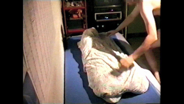 Mark Hannes: Masturbasi memek satu sama lain sambil bugil di depan kamera...