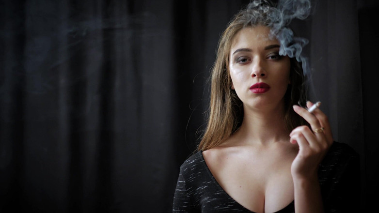Russian Smokers: Awek cantik Irina bergambar pada kamera semasa merokok rokok (HD)