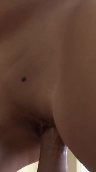 Curvă sexy care vrea să se bucure să fie futută în găurile ei fierbinți și umede