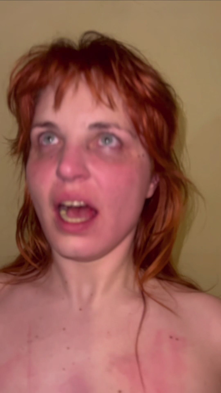 Elena917: BDSM relace fackování pravítka, opasku a rukou se šukacím strojem