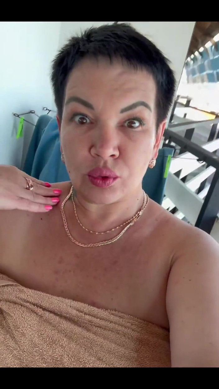 KarmenMilf: Aku lagi asik muasin memekku sendirian di balkon di pinggir...