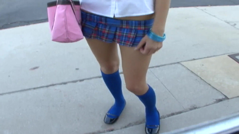 Crispy Teens: Teen sexy viene scopata e riceve sborra in faccia nel...