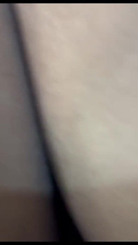 Brünette mit dickem arsch setzte sich hart auf einem riesigen schwanz, bis sie kam