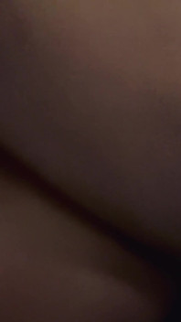 Une brune sexy prend la gorge profonde et se fait baiser par une grosse bite blanche