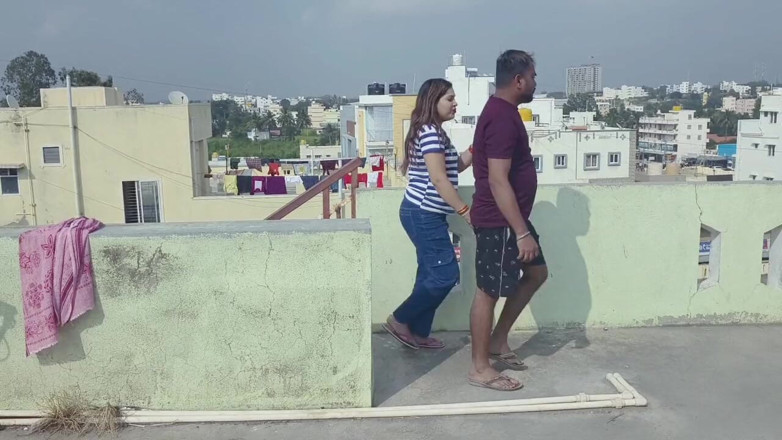 Sona bhabhi: Pertama kali ngentot saudara tiriku di atas, video seks saudara...