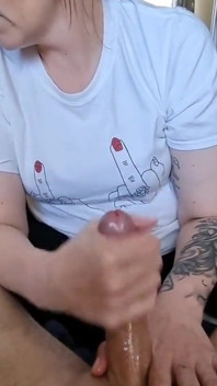Příjem naolejované honění, zatímco manželka mluví se svou kamarádkou, celé video