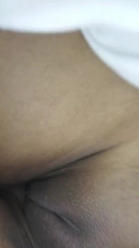 Adik tiriku yang super sange ini nyepong kontolku dengan ganas!