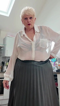 Baju putih, skirt berganda dan stoking