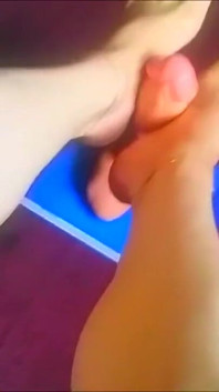Linda femboy jugando con sus pies sexy