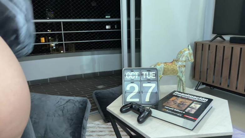 CaroGomez_: 我的继妹太饥渴了，我不得不用精液填满她的阴户！第一人称视角