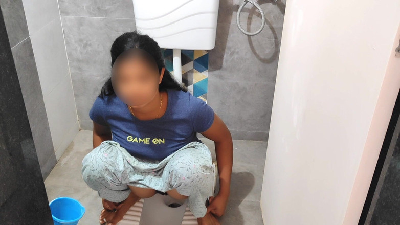 Sexy Komal: Komal telah menemaninya ke bilik air untuk kencing.