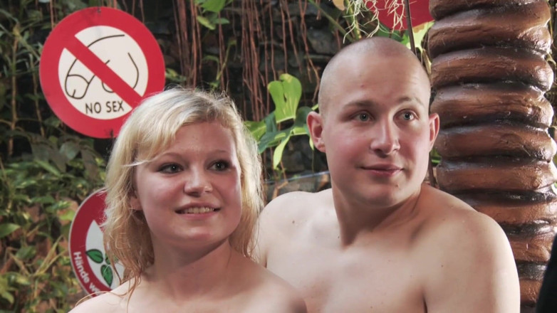 German amateur - 100% German hardcore videos: คู่รักวัยรุ่นน่ารักเล่นเกมในสระว่ายน้ำ