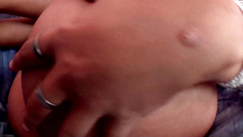 MMV German Amateur: Seksowna brunetka robi się niegrzeczna i zaczyna bawić się swoją...