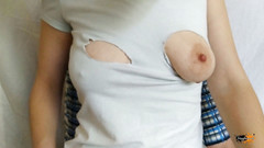 Nipple Stock: Roztrhané oblečení pro sání přírodních velkých koz. Nadržené bradavky