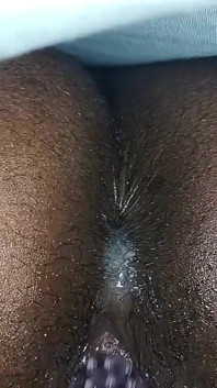 Umiliazione anale per latina con un enorme dildo nero