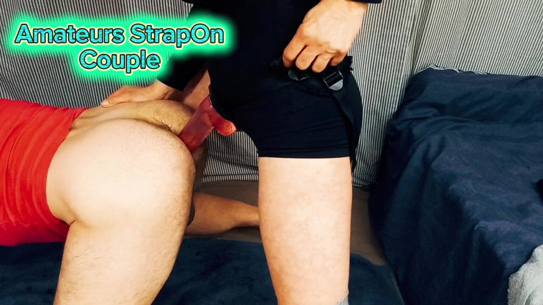 Skowirowi: Nordliche Wünsche: Lernen Sie den 28-cm-Dildo in unserem Schlafzimmer kennen.