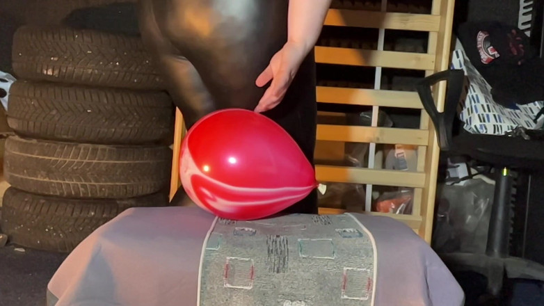 BeachBallsDuo: 重い体の下で小さな風船が平らに膨らんでいた!