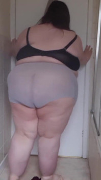 SSBBW, strip-tease sous la douche, on se déshabille