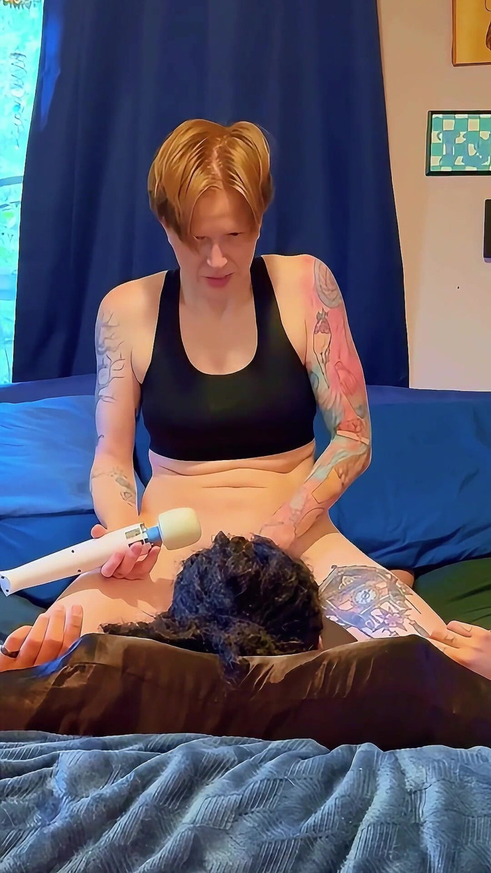 EnbyDykes: Tesão lésbica lésbica cavalga cinta-caralho - Dez minutos de intensos orgasmos...