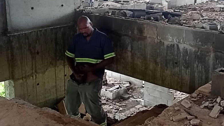 TheBlacKHunterr: Se masturber dans la construction