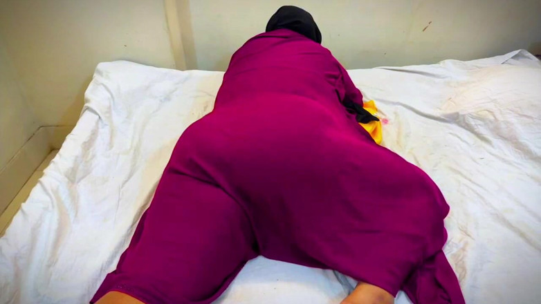 Your Boy's Cum: Mucama caliente libanesa descansa mi cama y veo su gran...