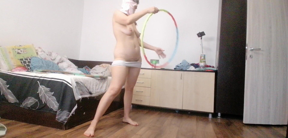 Amateur_MS: Une femme sexy s’entraîne à la maison nue. Une femme amateur...