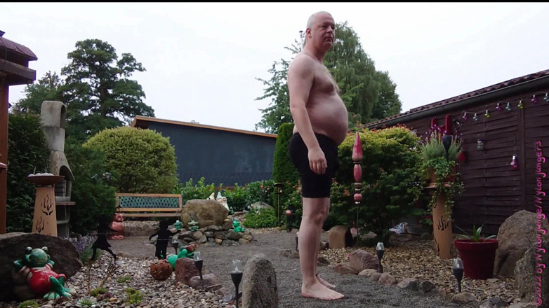Carmen_Nylonjunge: Uomo grasso nel cortile 1, tronchi di nuoto