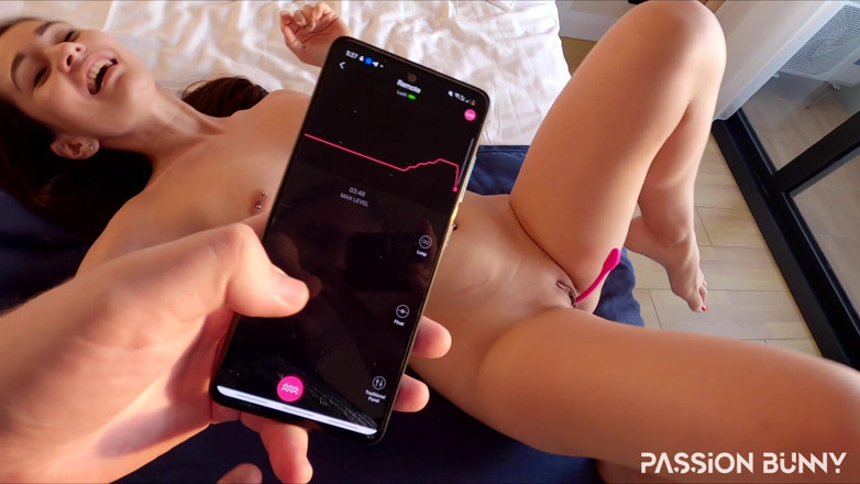 PassionBunny: Ateşli evli kadın lovense ile yakalandı ve sikildi