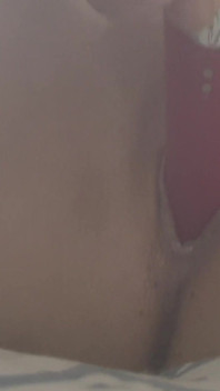 Masturbuji svou kundičku s mokrými rohy