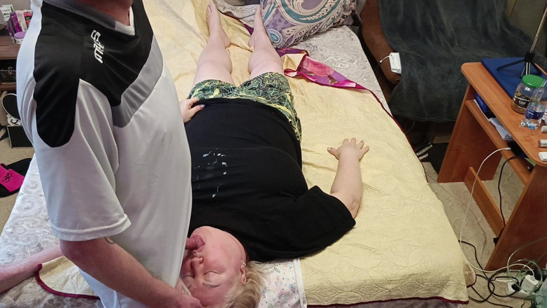 Zona901: Honím si ptáka a šukám macechu do pusy, abych se na...