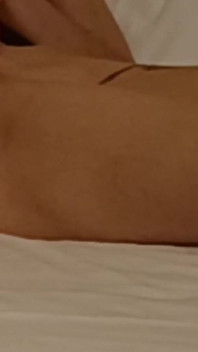 Kelly și pizda ei pulsantă într-un moment de plăcere a iubirii și orgasm puternic