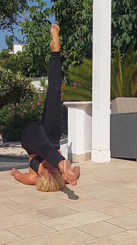 Selena'nın yogası esnetme ve ayak ibadeti