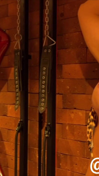 Teman lesbian selalu muncrat pakai strap-on