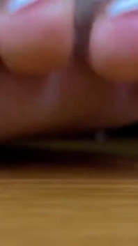 Pemandangan kaki cewek semok kulit hitam giantess - close up