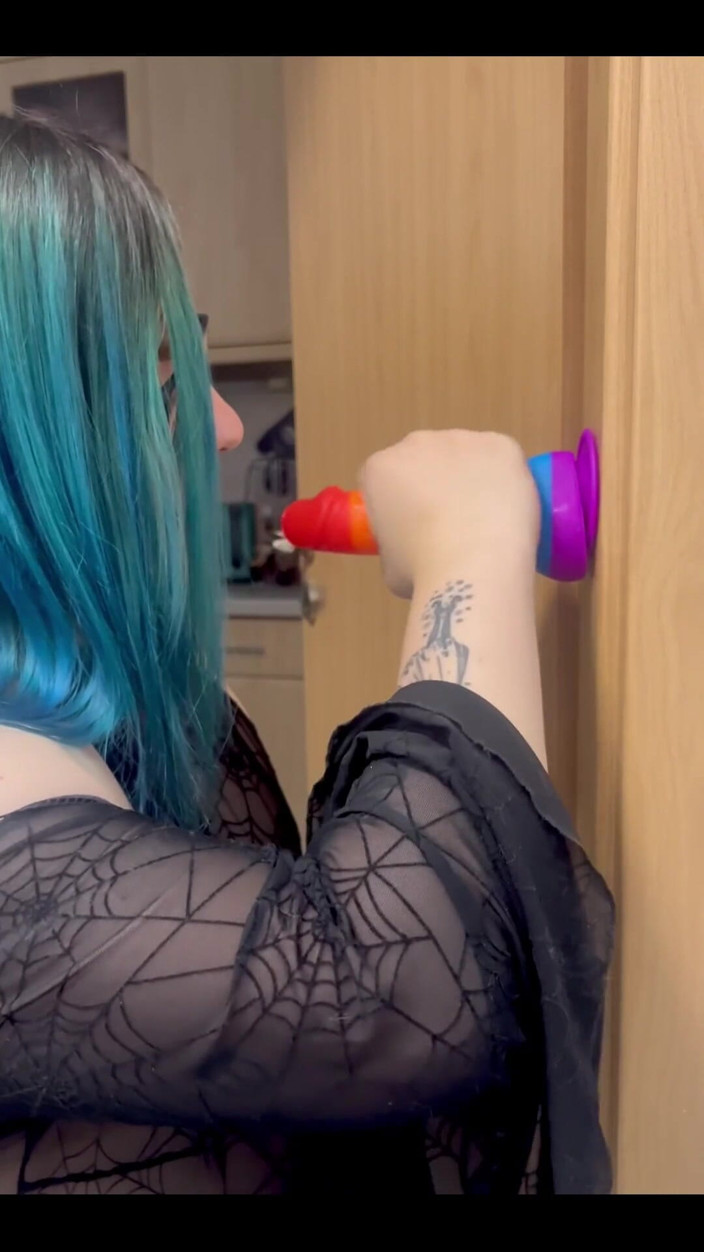 Feelingharmony: Dildo werd hard gezogen.