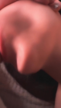 Meine dünne ehefrau mit einem dicken arsch lutscht und bekommt sperma in ihre muschi