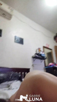 Oh mio utero! Giovane moglie che schizza su un grosso cazzo!