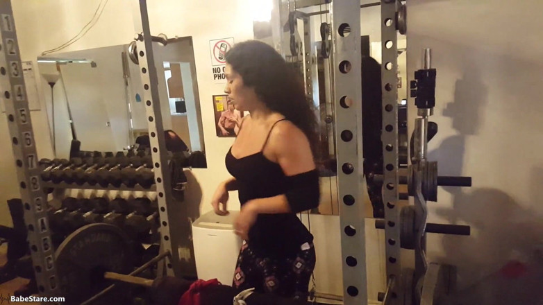 Babe Stare: Tia mostra la sua forza sexy in palestra