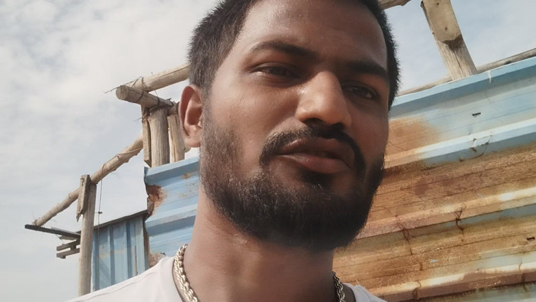 KUMBHA MANOJ KUMAR: Nhà làm phim đồng tính Ấn Độ Xhard quay video ngoài trời