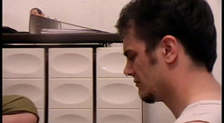 Femdom Austria: Richie otrokyně slouží jako plivka