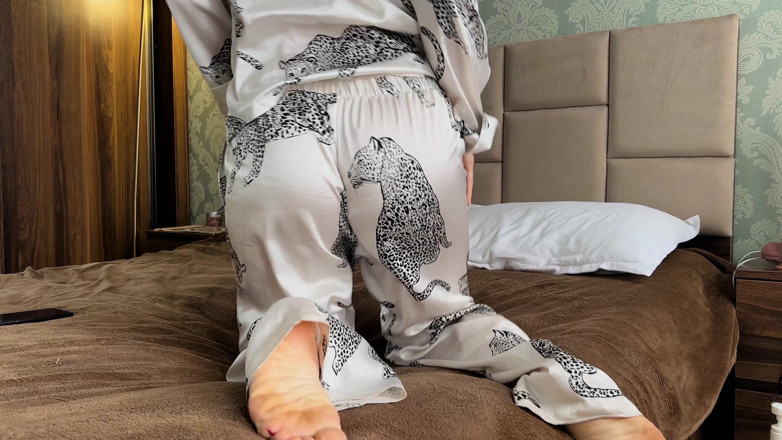 Mrs Peachesxx: Ignoring Farts in Front of You | Smell My Farts