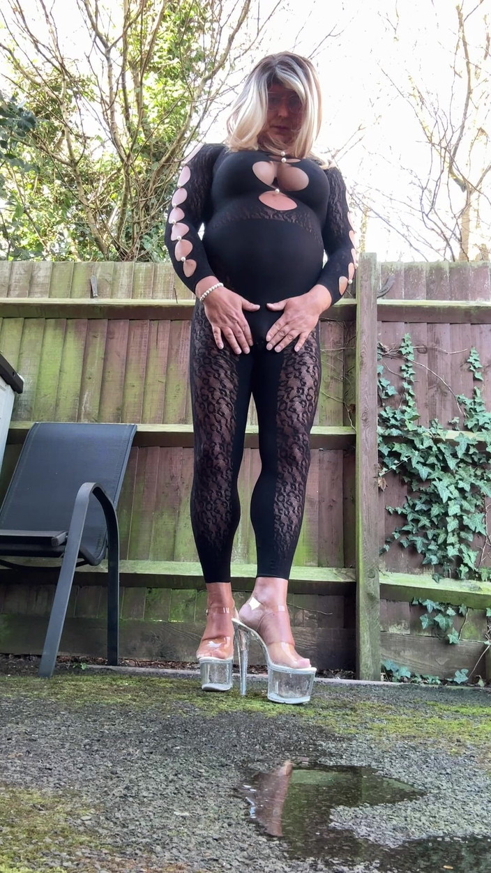 Kellycd2022: Travestit sexy Kellycd2022 în costum de joacă negru și tocuri de stripper