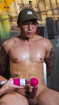 Gif-017 Hung Hetero Bro Is a Squirter!