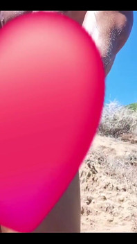 Me encanta caminar desnuda en la playa, masturbarse y correrme mucho ... Espero que te gusta verme correr al aire libre ... Ver completo en 8 minutos