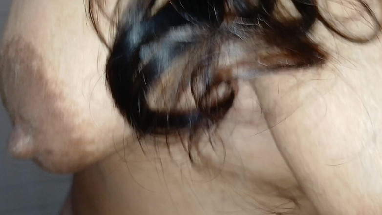 Apple Porn: Můj nevlastní bratr se dotýká mých velkých koz a já...