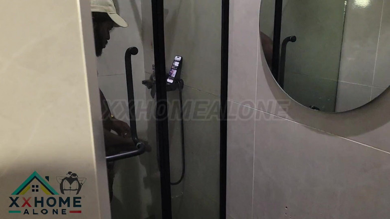 Home Alone: Rashy Star Se Cuela a Su Hermanastro Masturbándose Y Terminó...