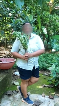 Nudisten Bomen planten op wereldwijde naakttuindag. Buitenshuis douchen na het planten van de bomen.