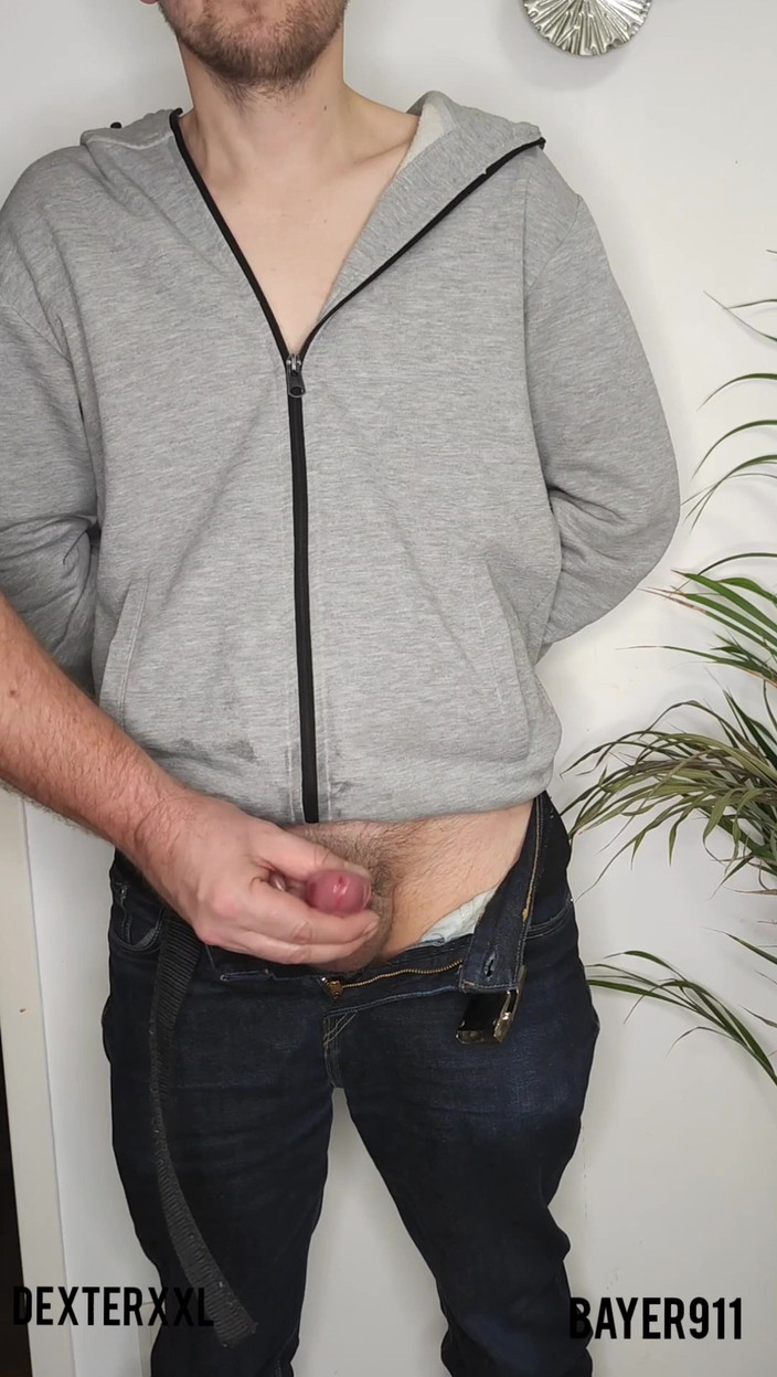 Bayer911: Cowok kulit putih bertubuh kurus ini pertama kali ngentot sama...