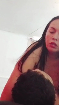 Istri sange ini lagi asik ngentot kontol orang lain sampai dicrot di dalam
